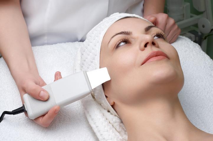 Deep cleanse facial treatment using an ultrasonic skin scrubber